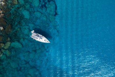 Açık denizde yelken açan yatın insansız hava aracı fotoğrafı. Yaz tatilleri Kıbrıs