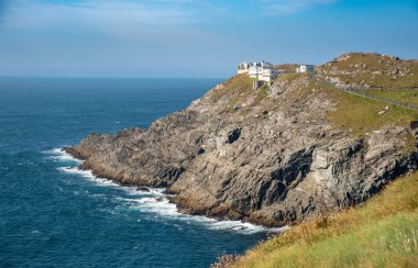 Atlantik Okyanusu 'nda dramatik kayalık kıyı şeridi olan Mizen Baş Sinyal İstasyonu. County Cork, İrlanda.