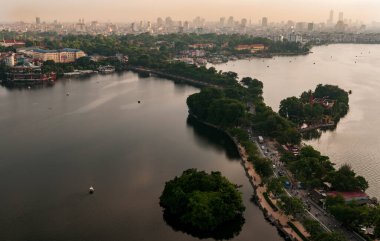 Vietnam 'da Hanoi şehrinin Skyline' ı ve gece geç saatlerde Hoam Kiem Gölü. Asya şehirleri, Hindiçin