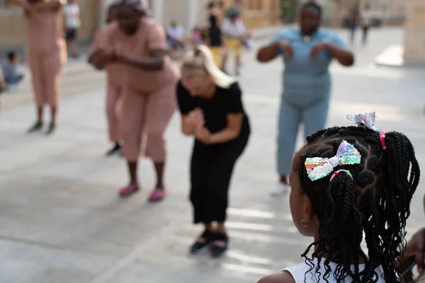 Remaja Gadis Afrika Dengan Rambut Keriting Menikmati Pertunjukan Tarian Jalanan — Stok Foto