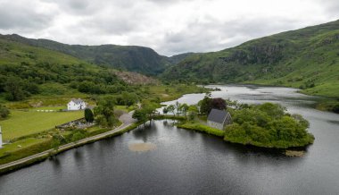 St. Finbarr hatiplik kilisesinin insansız hava aracı fotoğrafı, Gougane Barra, mantar Batı İrlanda.