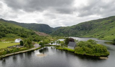 St. Finbarr hatiplik kilisesinin insansız hava aracı fotoğrafı, Gougane Barra, mantar Batı İrlanda.