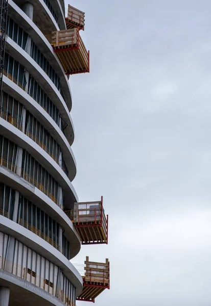 Construcción Moderno Edificio Rascacielos Con Apartamentos Lujo Contra Cielo Desarrollo — Foto de Stock