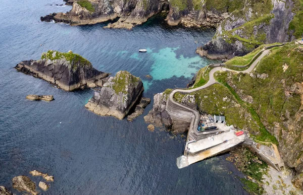大西洋方法でのそりヘッドドライブディングル半島でのダンキン桟橋のドローンの空中ビュー アイルランドヨーロッパ — ストック写真