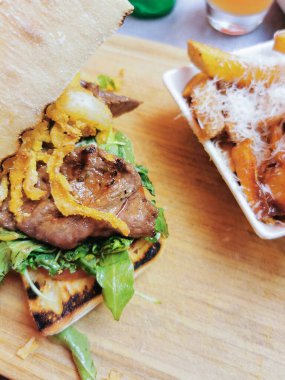 Pişmiş domuz eti, soğan ve sebze dilimleri ile nefis bir kum cadısı. Fast food atıştırması