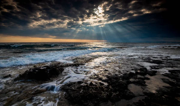 Sonnenuntergang Einer Felsigen Küste Dramatisch Bewölkter Himmel — Stockfoto