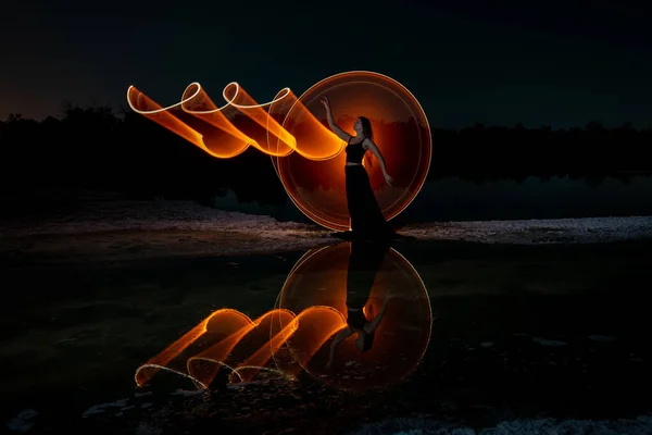 Женщина Позирует Световых Фотографий Яркими Огнями Темноте Отражение Воде — стоковое фото