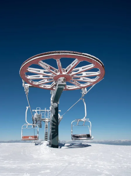 在蓝天的映衬下 雪山上结冰的滑雪升腾 Troodos山区塞浦路斯 — 图库照片