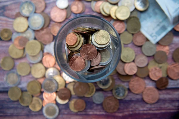 Stapel Von Goldmünzen Geld Stapeln Eine Flasche Konzept Zum Sparen — Stockfoto