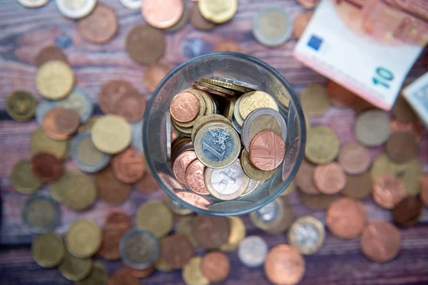 Stapel Von Goldmünzen Geld Stapeln Eine Flasche Konzept Zum Sparen — Stockfoto