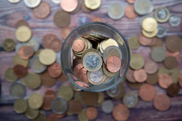 Stapel Von Goldmünzen Geld Stapeln Eine Flasche Eine Euro Münze — Stockfoto