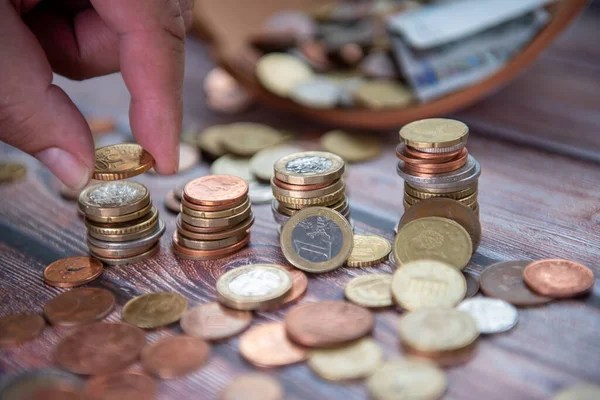 Mano Humana Colocando Moneda Una Pila Dinero Efectivo Después Romper — Foto de Stock