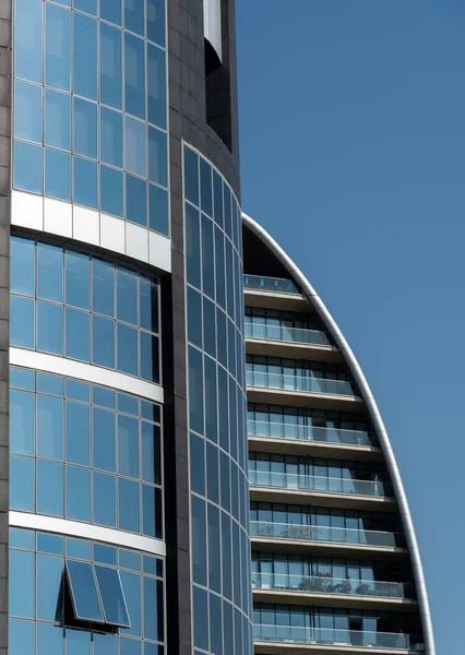 Moderno Edificio Oficinas Vidrio Acero Futurista Contra Cielo Azul Copiar —  Fotos de Stock