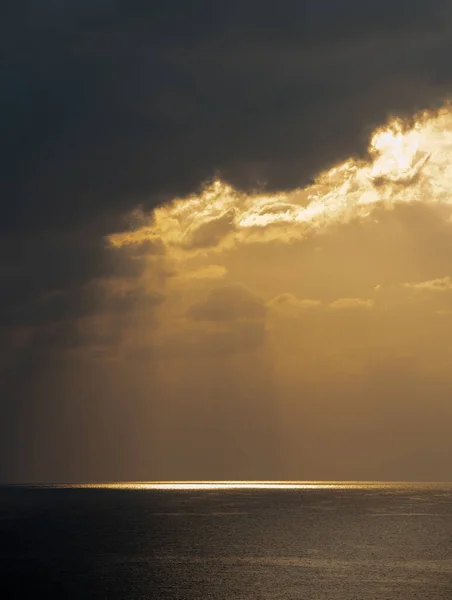 Napkelte Tengerben Felhős Felhőkkel Narancssárga Színekkel Hajnalban Tengerpart Napsugarak Óceánban — Stock Fotó