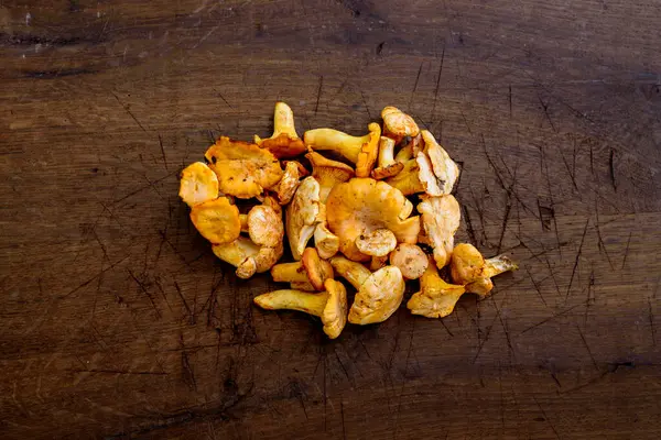 Fresh Chanterelle Mushrooms Table — Stock Photo, Image