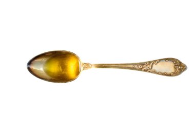 Zeytinyağı. İspanya zeytinyağı ve domatesli cam şeffaf kâse. Yakın plan, beyaz arkaplanda izole.