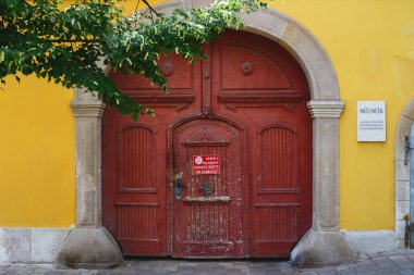 Eski binanın ön cephesi, tarihi ahşap kapı (kapı). Mimarlık - Macaristan.