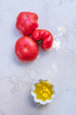 İspanya ekstra saf zeytinyağı ve bahçeden üç taze domates.