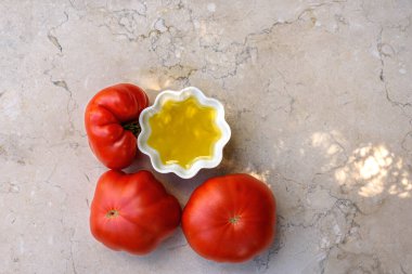 İspanya ekstra saf zeytinyağı ve bahçeden üç taze domates.