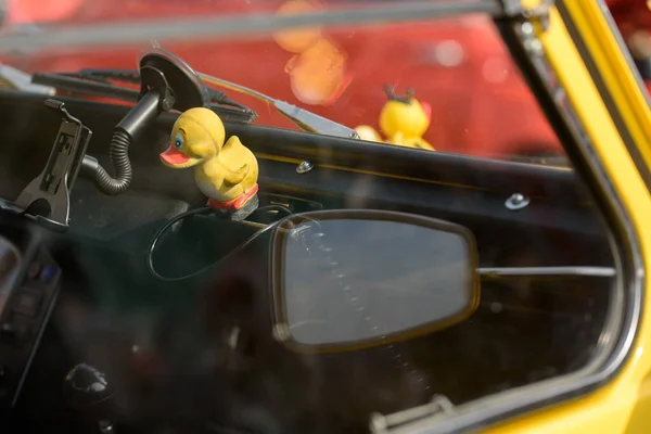 Yellow Toy Duck Retro Classic Vintage Yellow Car — Stockfoto