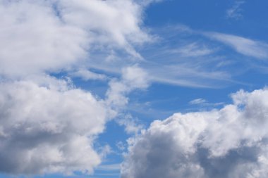 Beyaz bulutlar ve mavi gökyüzü