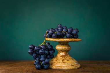 Pasta standında üzümler