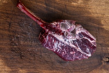 Izgaraya Tomahawk bifteği hazırlıyorum..