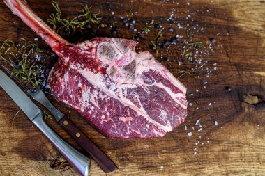 Izgaraya Tomahawk bifteği hazırlıyorum..