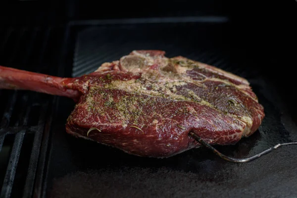 Preparación Bistec Tomahawk Para Parrilla —  Fotos de Stock