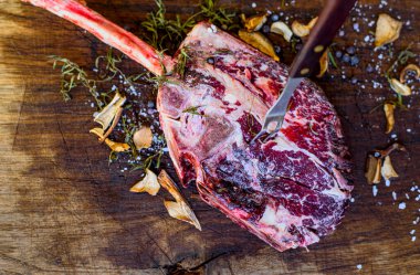 Izgaraya Tomahawk bifteği hazırlıyorum..