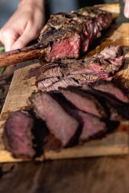 Kesme tahtasında ızgara Tomahawk bifteği..