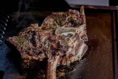 Izgarada Tomahawk bifteği pişiriyorum.