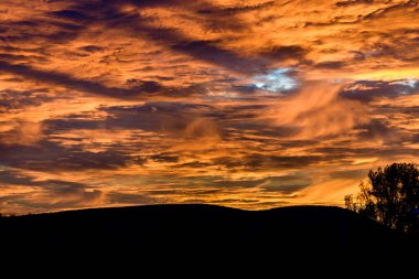 Dramatik gökyüzü günbatımı sırasında doğal görünümünü