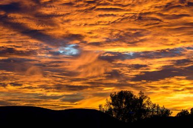 Dramatik gökyüzü günbatımı sırasında doğal görünümünü