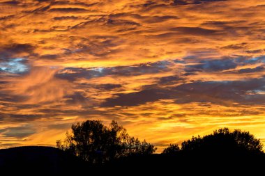 Dramatik gökyüzü günbatımı sırasında doğal görünümünü