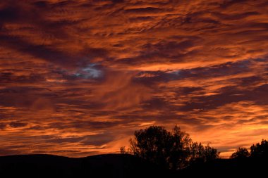 Dramatik gökyüzü günbatımı sırasında doğal görünümünü