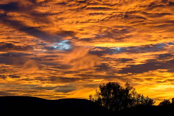 Dramatik gökyüzü günbatımı sırasında doğal görünümünü
