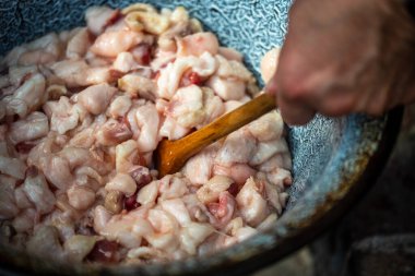 Kazanda kaz ve ördek yağı pişirmek.