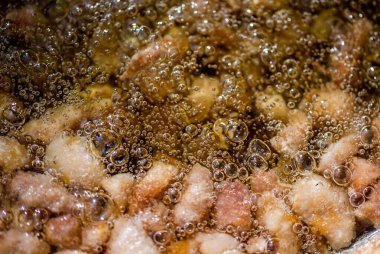 Kazanda kaz ve ördek yağı pişirmek.