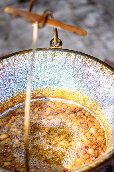 거위와 가마솥에서 기름을 요리하는 — 스톡 사진