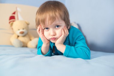 yatakta yatarken bir mutlu 3 yaşındaki çocuk portresi