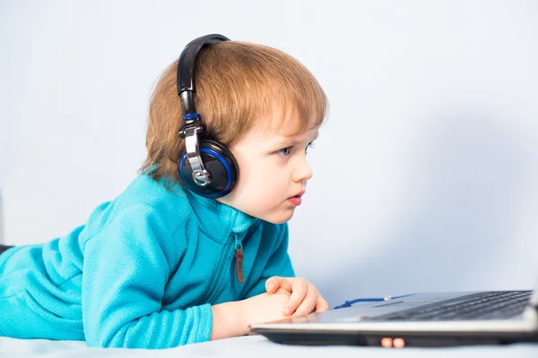 Little kid watching a movie on laptop computer — Stock Photo, Image