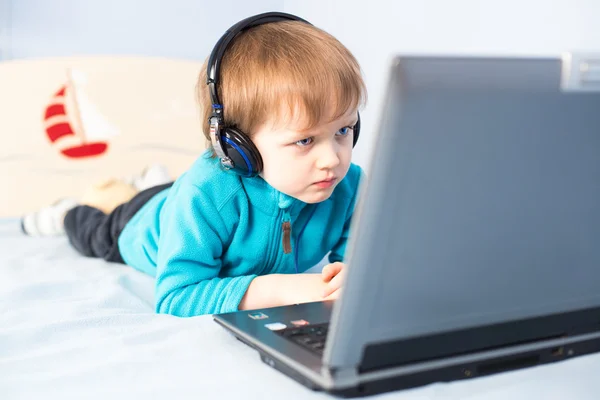 Kleiner Junge mit Laptop — Stockfoto