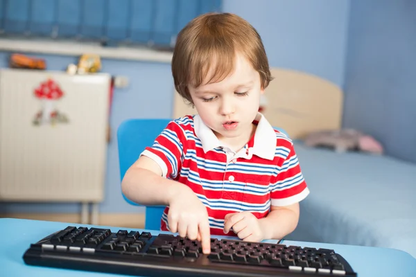 Μικρό αγοράκι δακτυλογράφηση στο πληκτρολόγιο του υπολογιστή — Φωτογραφία Αρχείου