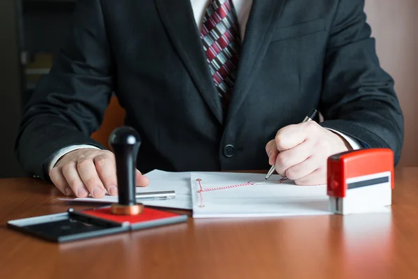 Notary Public in his office signed a contract — Stock Photo, Image