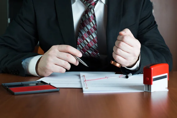 Notary public stamping a document — Stock Photo, Image