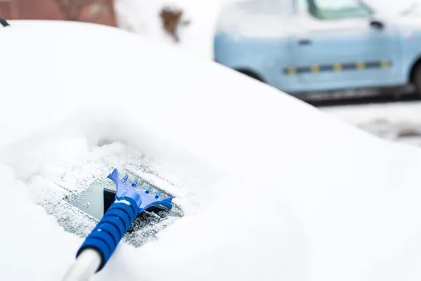 Cleaning frozen front windshield — Stock Photo, Image