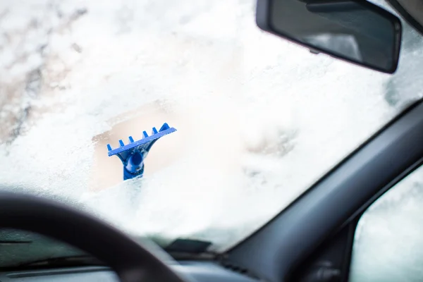 Raspar la ventana del coche — Foto de Stock