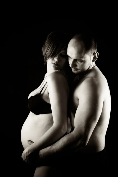 Mulher grávida e seu marido em estúdio — Fotografia de Stock