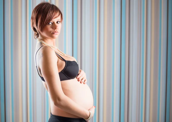 Donna incinta in piedi — Foto Stock